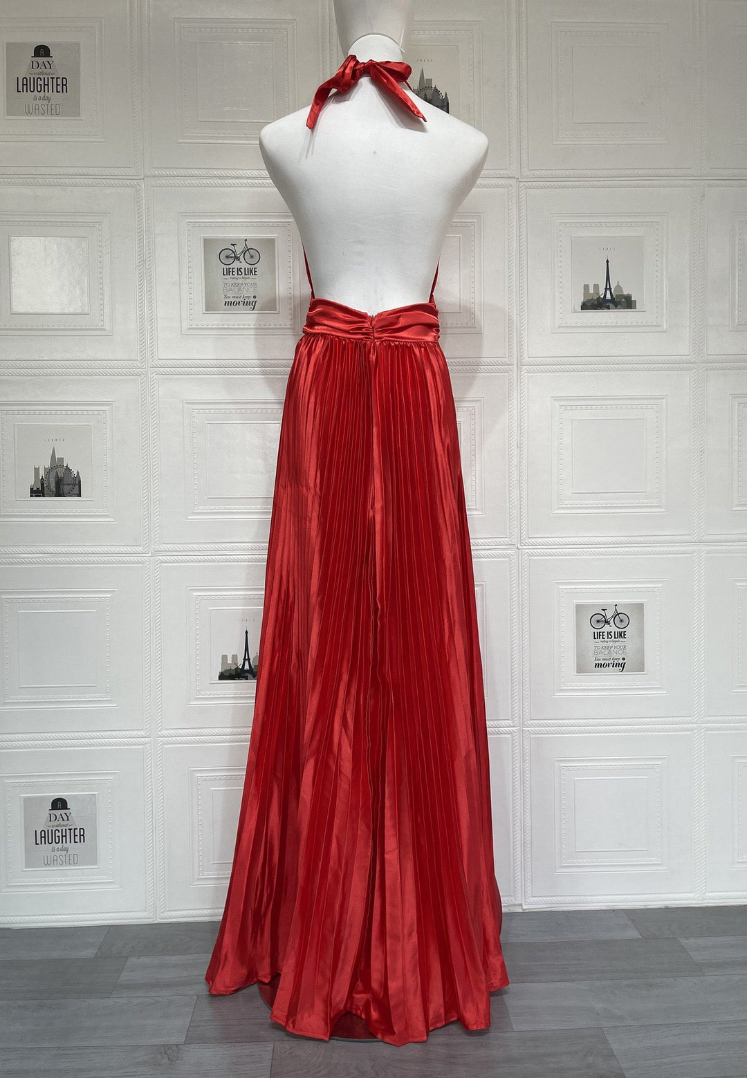 Satin maxi dress with pleats and open back - Leila