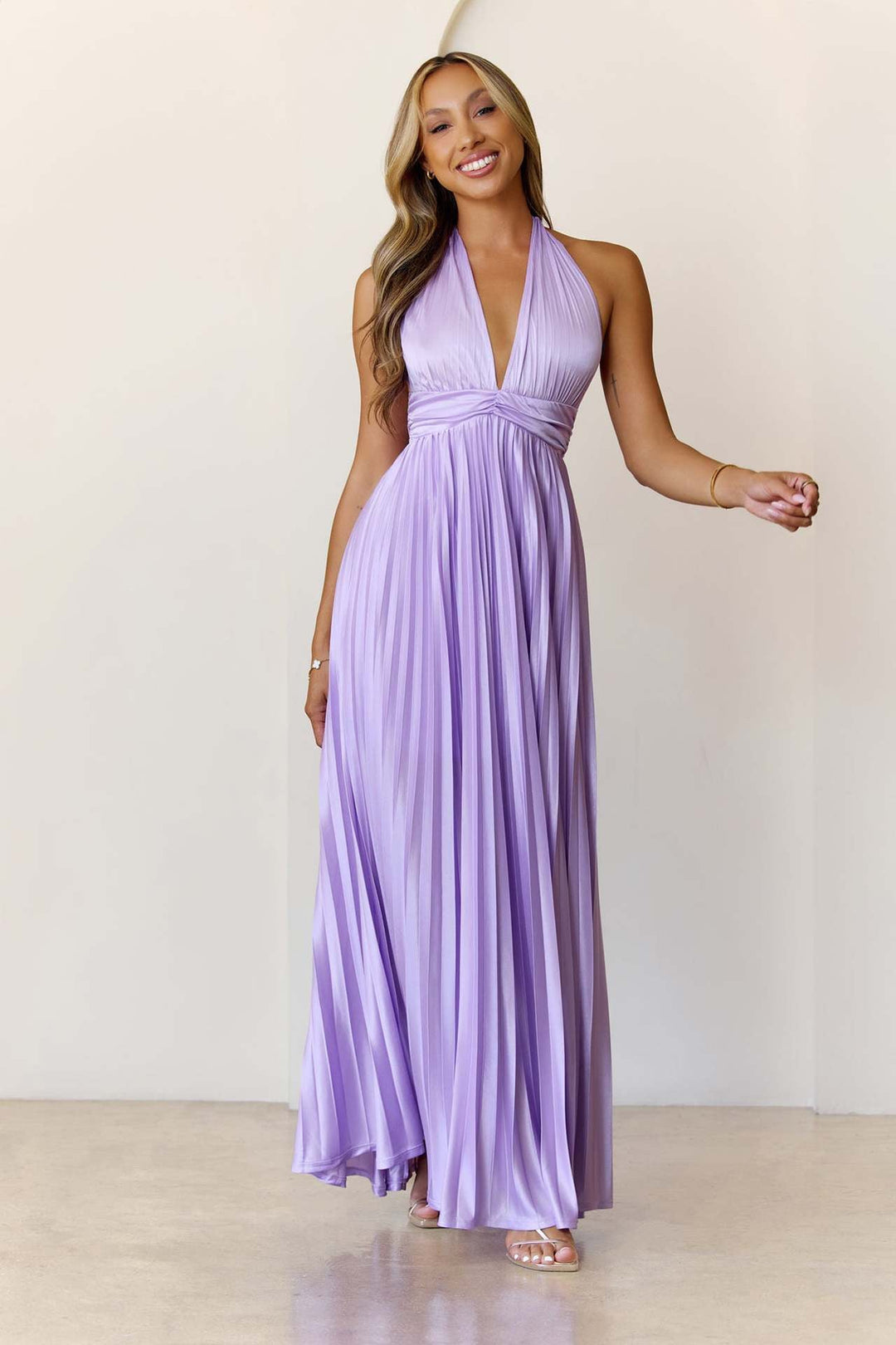 Satin maxi dress with pleats and open back - Leila