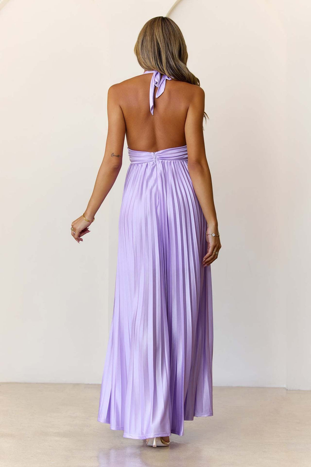 Satin maxi dress with pleats and open back - Leila