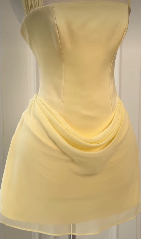Satin mini dress with back ties for a fitted waist and chiffon trim – Amrize