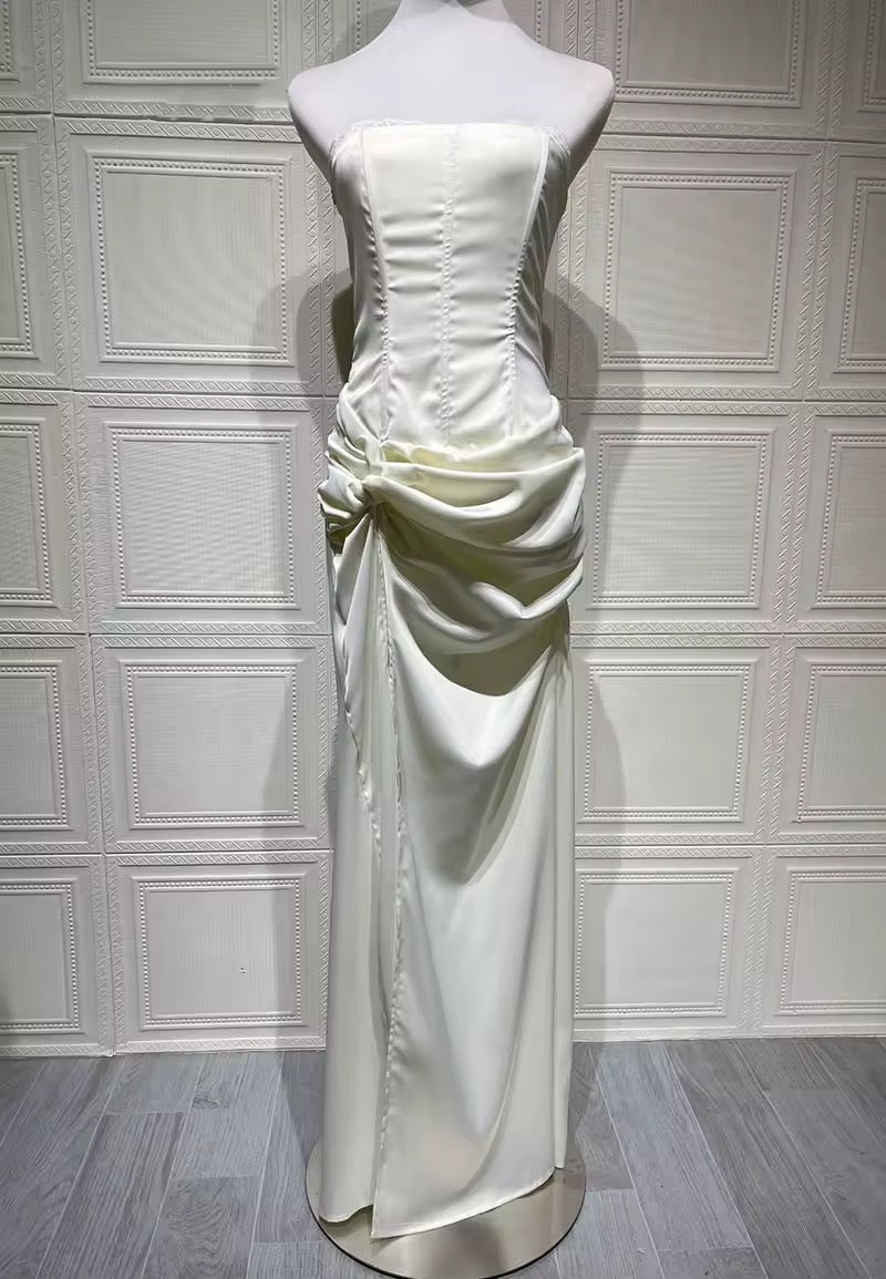 שמלת מקסי סטרפלס סאטן בעיצוב שסע וקשירה בגב להצמדה במותן בעיטור תחרה - מלאכי