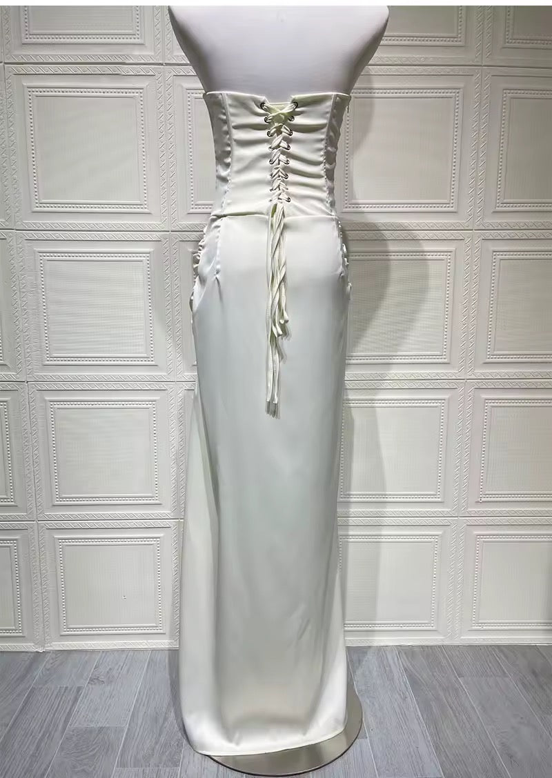 שמלת מקסי סטרפלס סאטן בעיצוב שסע וקשירה בגב להצמדה במותן בעיטור תחרה - מלאכי