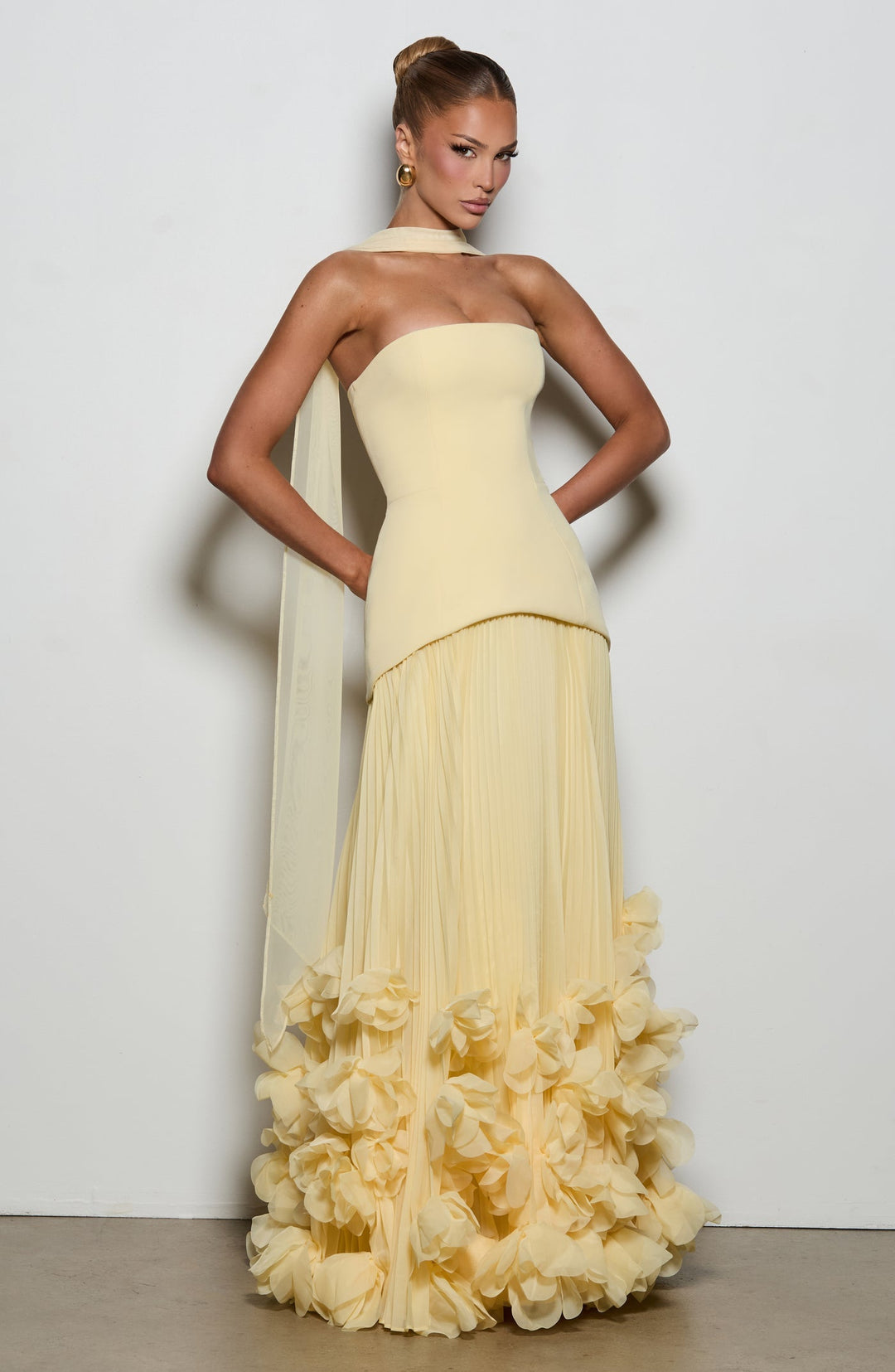 Strapless maxi dress with a 3D floral design – fifi