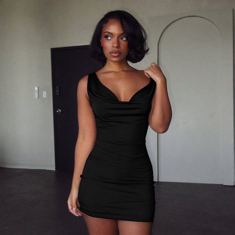 שמלת מיני בעיצוב קיפולים גב פתוח בעיטור שרשרת אבנים - SIA