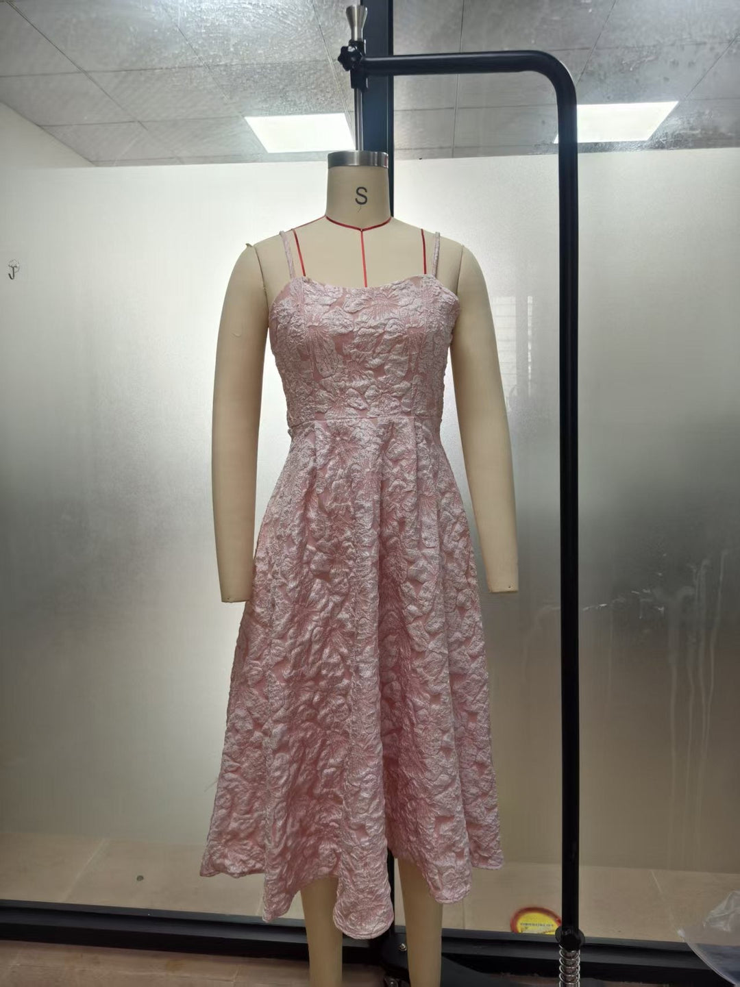 Floral-embroidered midi dress – Noya