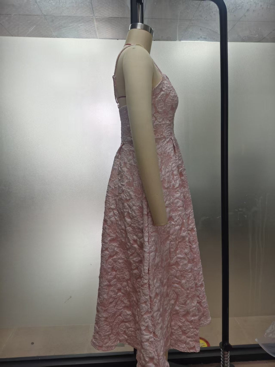 Floral-embroidered midi dress – Noya