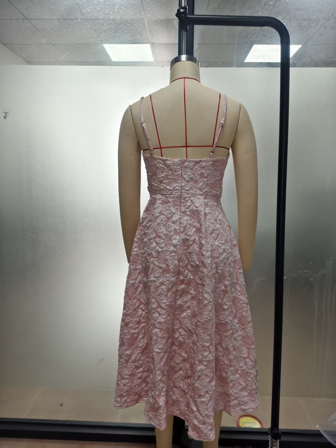 Floral-embroidered midi dress – Noya