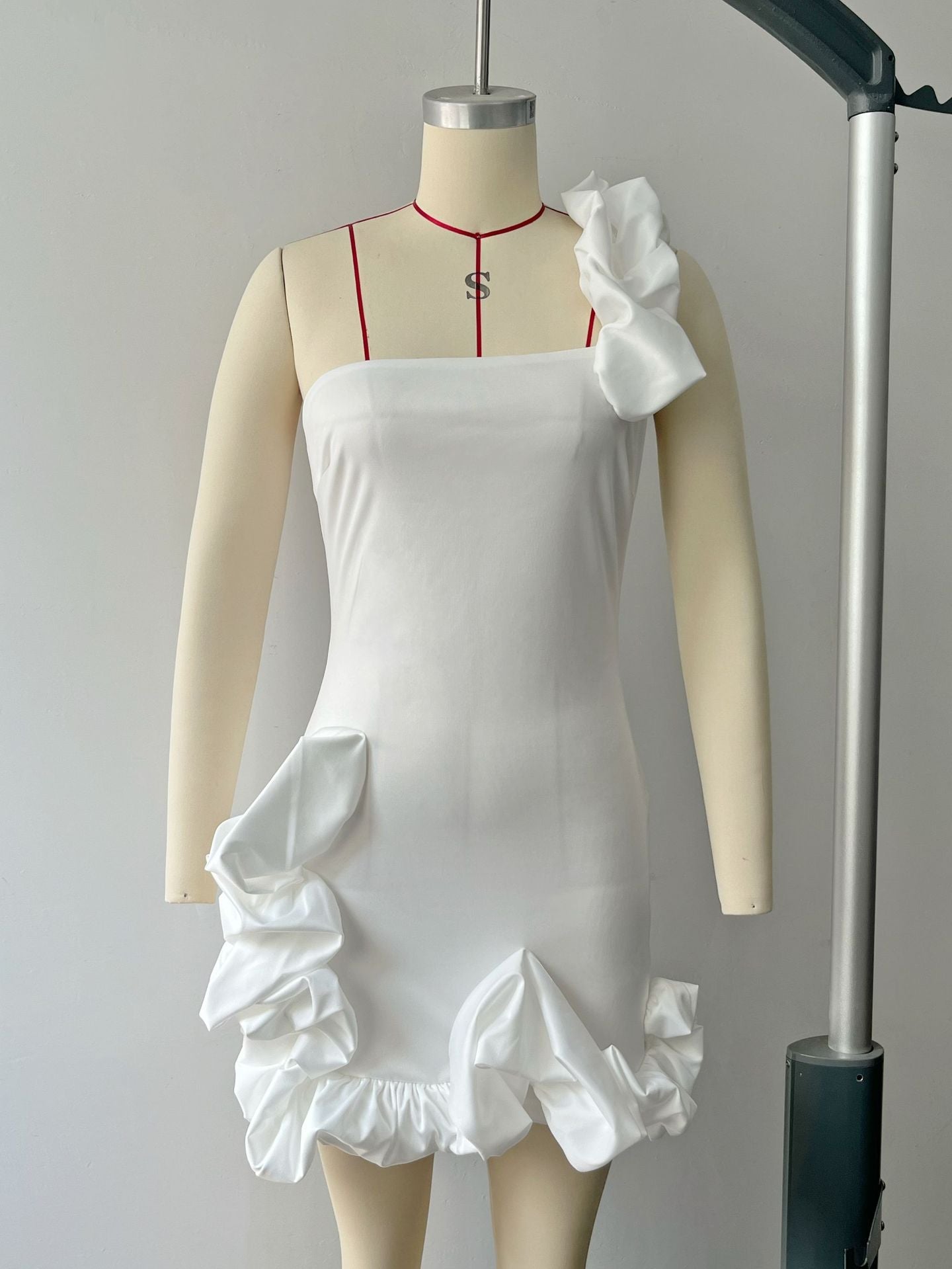 שמלת מיני בעיטור קיפולים בעיצוב כתפייה אחת - FLORINA