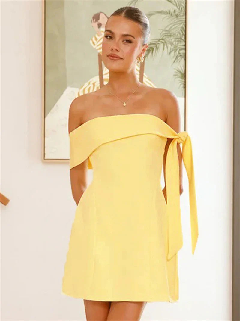 שמלת מיני בגזרת A כתפיים חשופות בעיטור קשירה - שלי