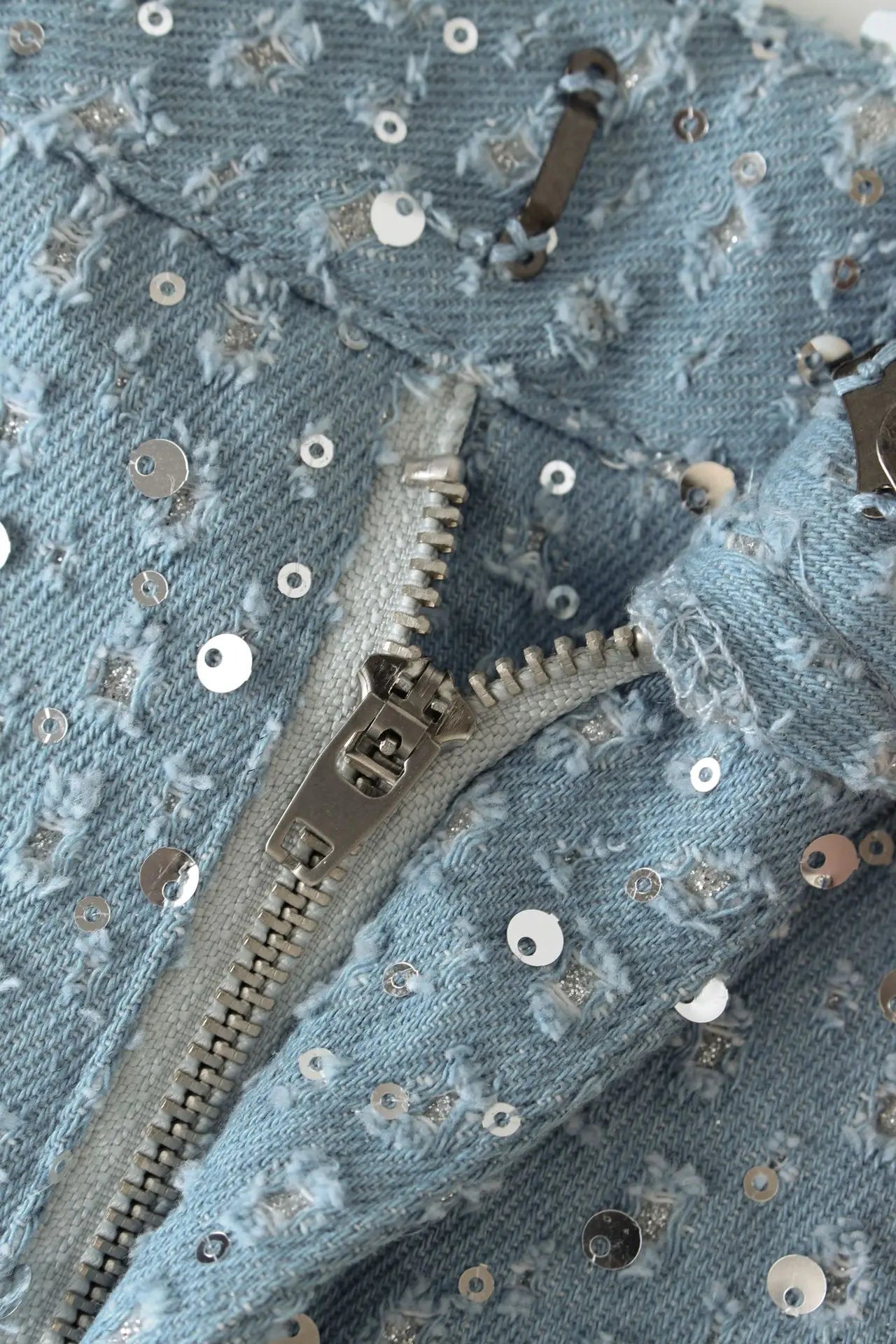 חליפת דנים 2 חלקים מנצנצת בעיטור פייטים טופ סטרפלס וחצאית מיני / מכנסיים גזרה נמוכה - ג'יי