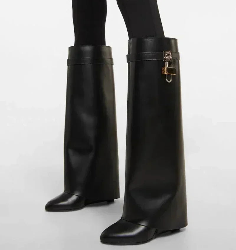 מגפי עקב דמוי עור גבוהים בעיטור מנעול - Reese