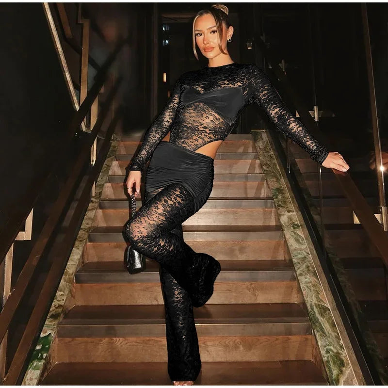 חליפת תחרה שני חלקים בגד גוף ומכנסיים ארוכים בעיטור חצאית מיני  - Meadow