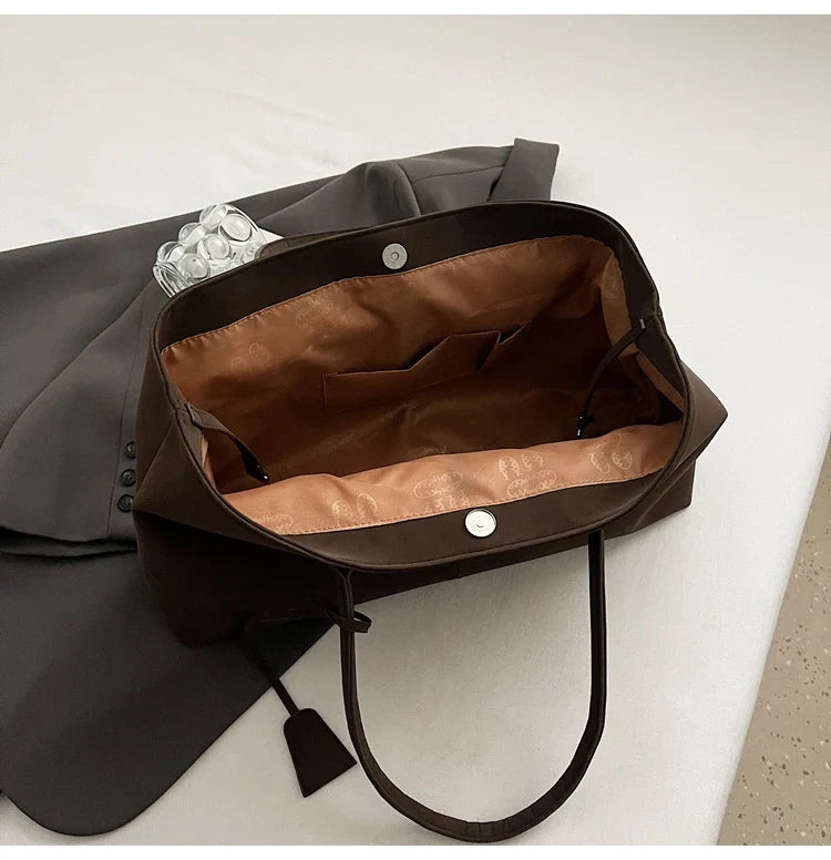 Suede bag with classic design
