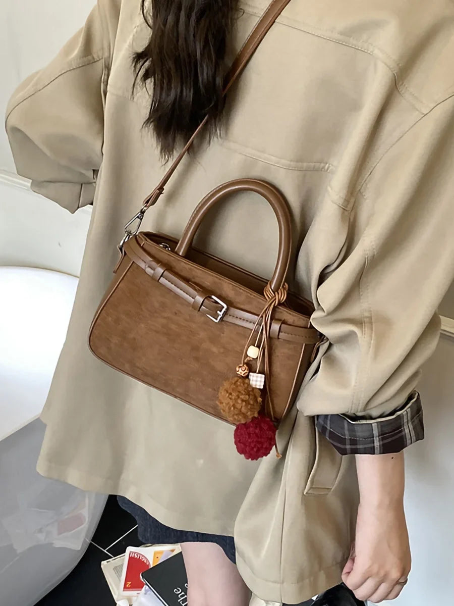 Suede bag with retro design + accessories
