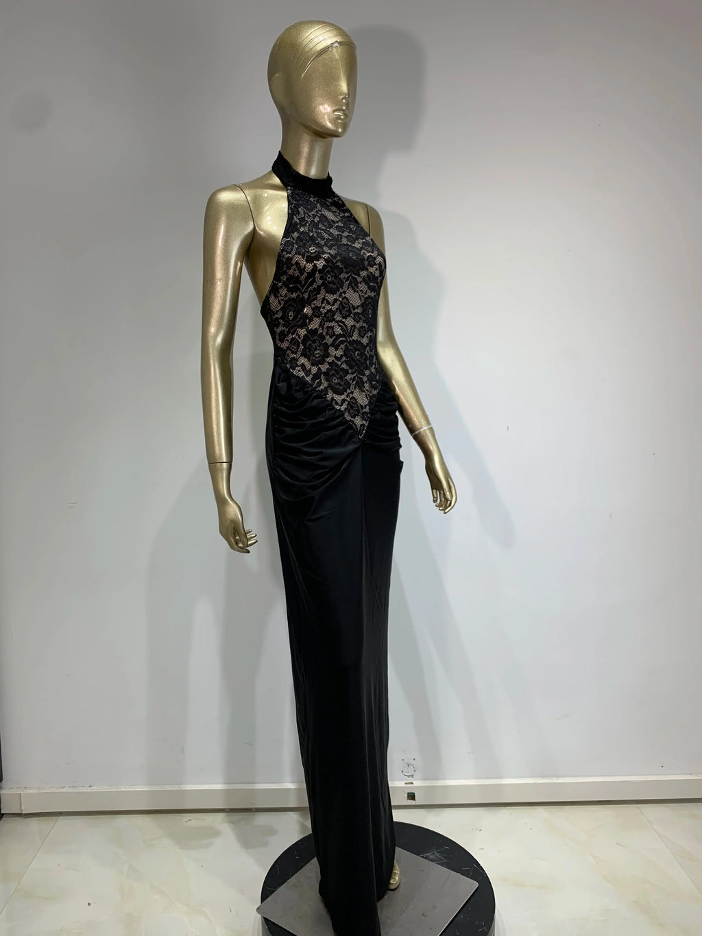 שמלת מקסי כיווצים בגזרת קולר בעיצוב תחרה אטומה גב פתוח - Elliana