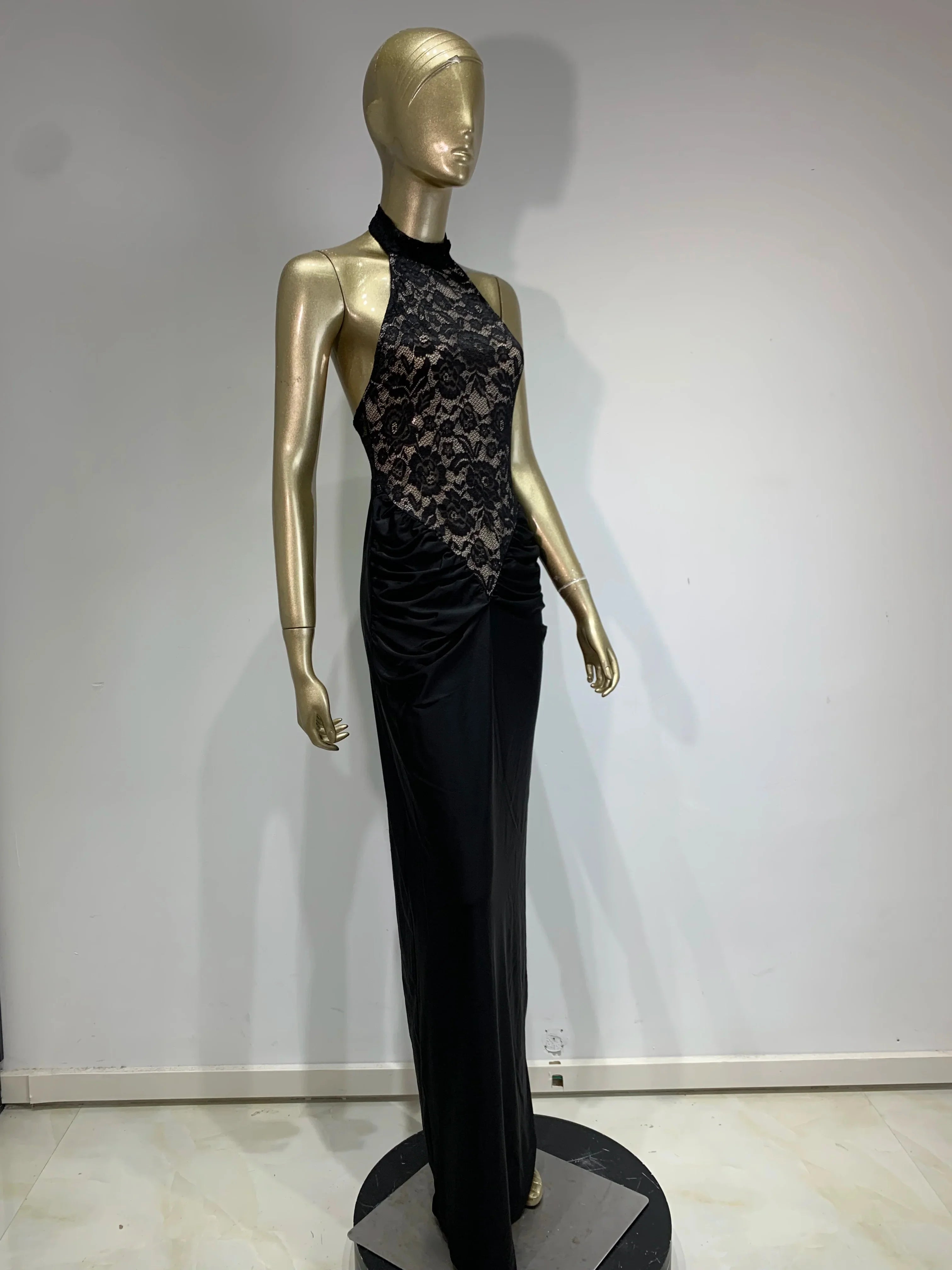 שמלת מקסי כיווצים בגזרת קולר בעיצוב תחרה אטומה גב פתוח - Elliana