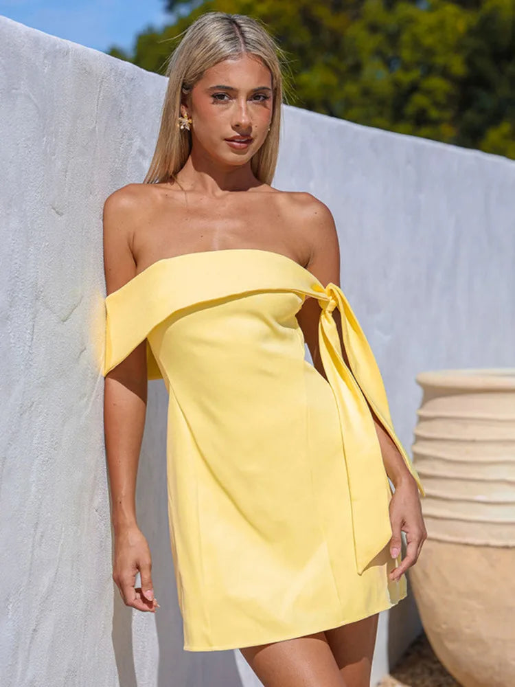 שמלת מיני בגזרת A כתפיים חשופות בעיטור קשירה - שלי