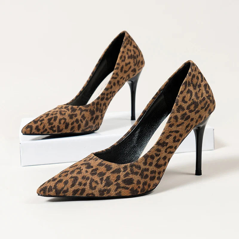 נעלי עקב שפיץ זמש בעיצוב מנומר - TAI