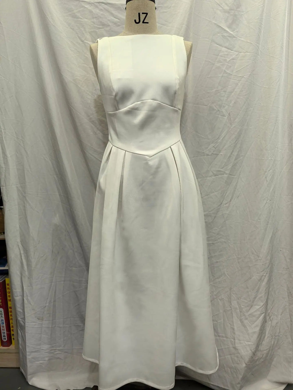 שמלת מידי קלאסית בגזרת A גב פתוח - אלאיה