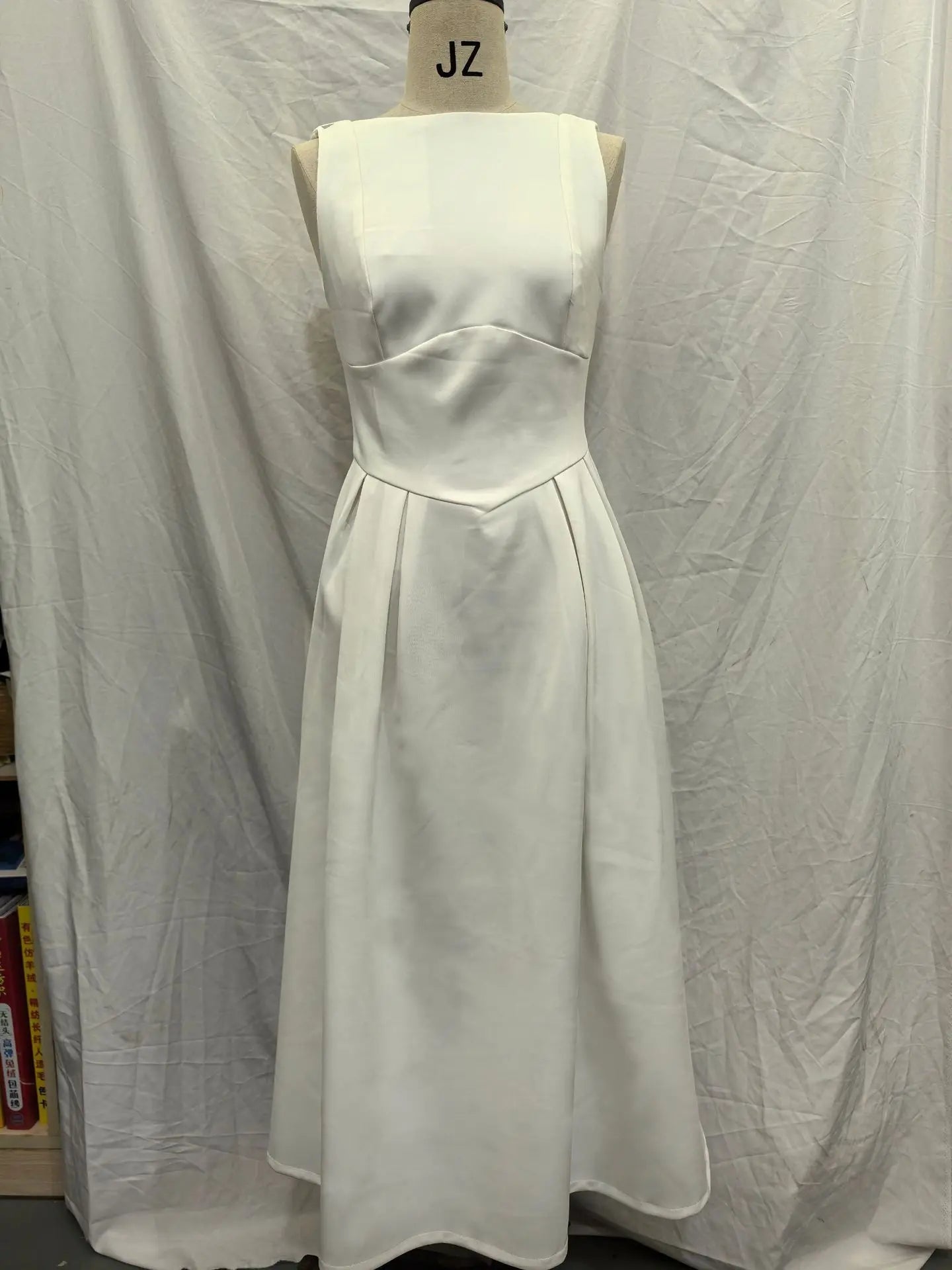 שמלת מידי קלאסית בגזרת A גב פתוח - אלאיה