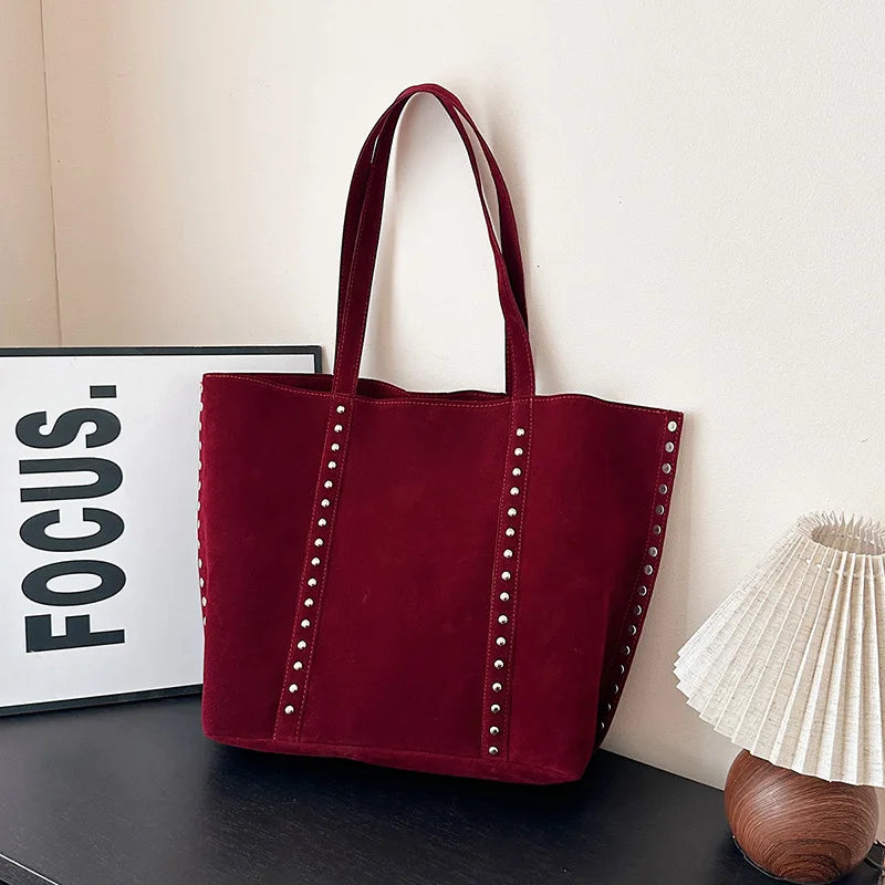 Suede bag with classic design