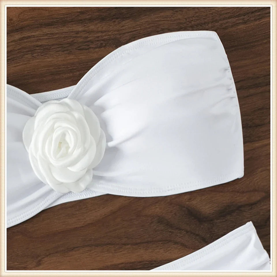 בגד ים ביקיני חזיית סטרפלס בעיטור פרח תחתון מחטב גזרה גבוהה - ונילה