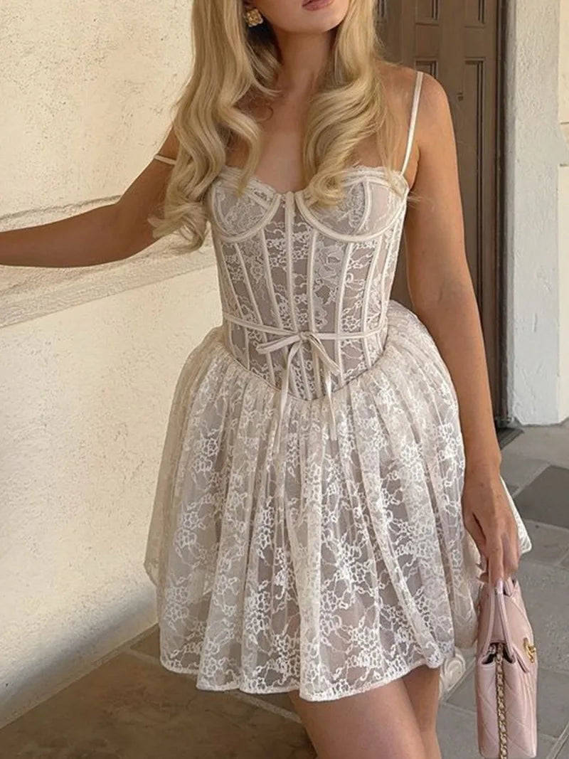 שמלת מיני תחרה בגזרת A בעיצוב מחוך - מילאן