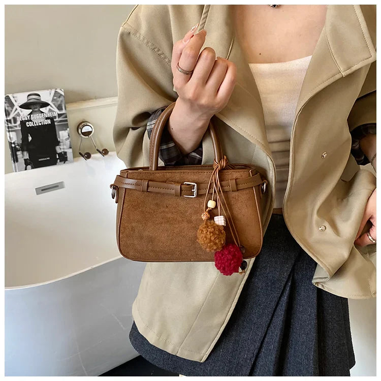Suede bag with retro design + accessories