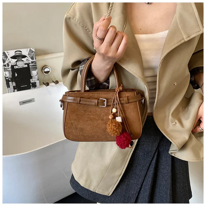 Suede bag with retro design + accessories
