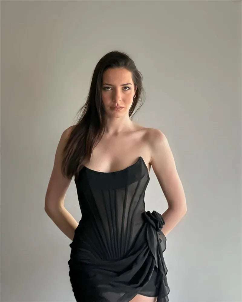 שמלת מיני סטרפלס מחוך בעיטור פרח וראפלס - מיקה