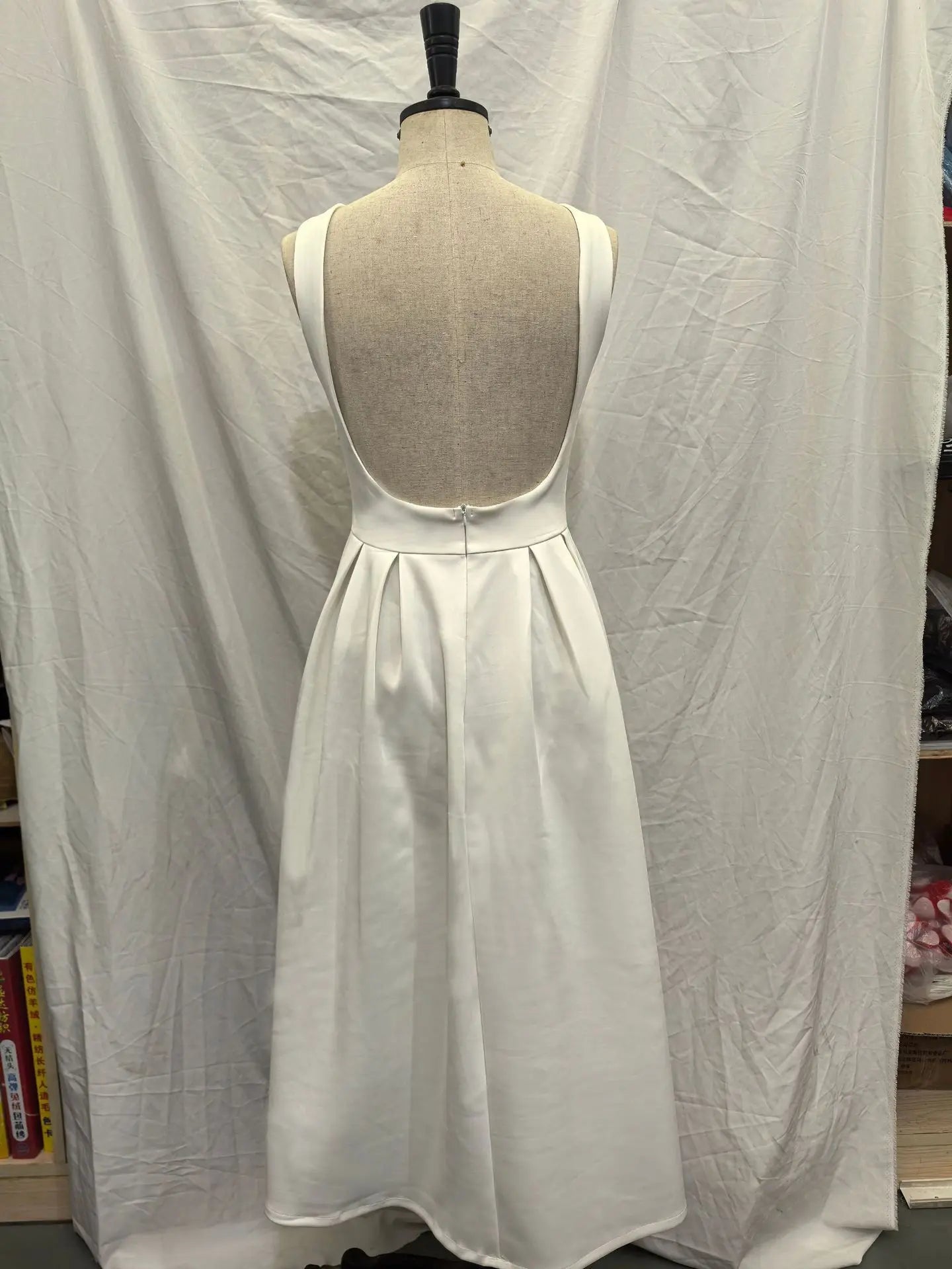 שמלת מידי קלאסית בגזרת A גב פתוח - אלאיה