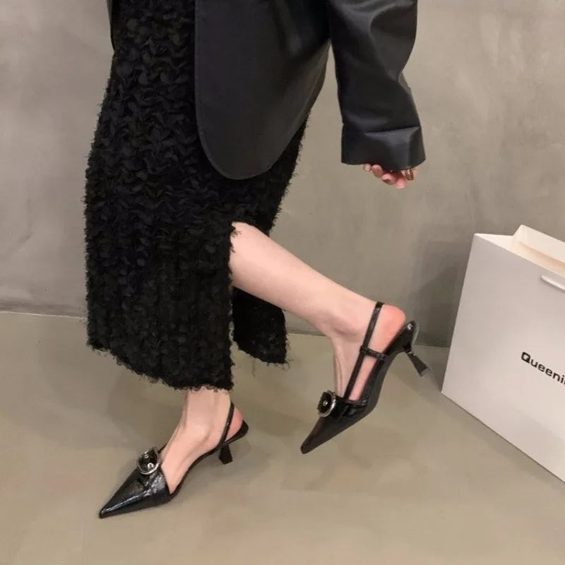 נעלי עקב שפיץ דמוי עור בעיטור חגורת אבזם - פנלופה