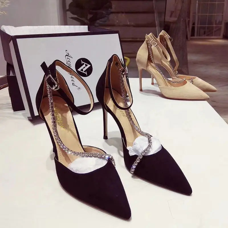 נעלי עקב שפיץ זמש בעיטור זרקונים - LIV