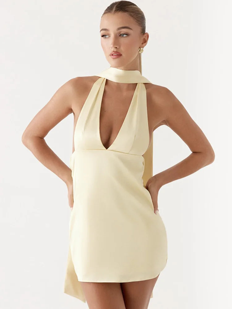 שמלת מיני סאטן מחשוף V בעיטור צעיף תואם - קרינה