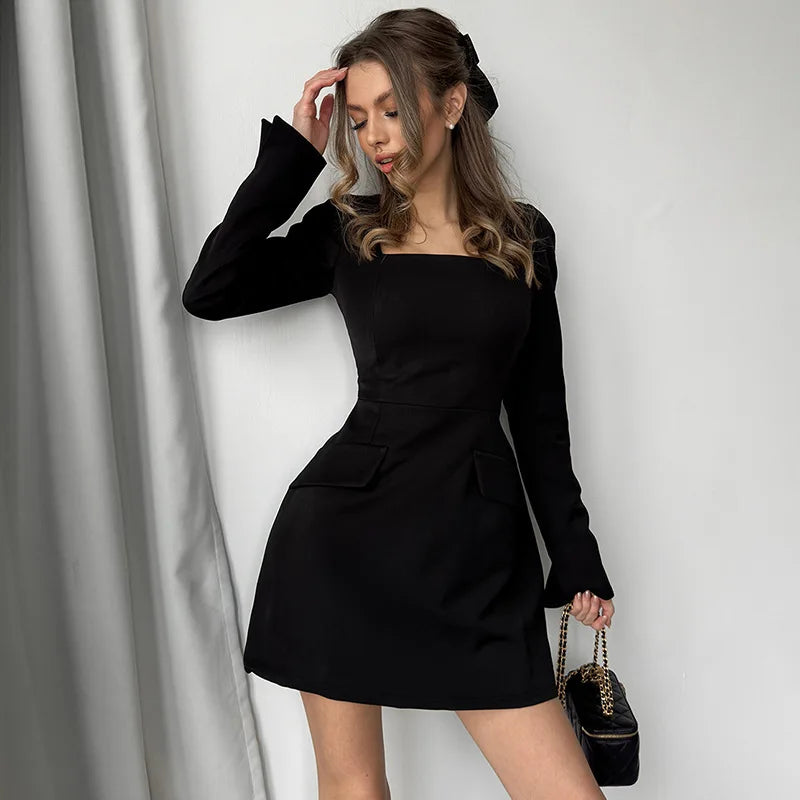 שמלת מיני מחויטת בגזרת A בעיצוב קשירה בגב להצמדה במותן בעיטור כיסים - יאר