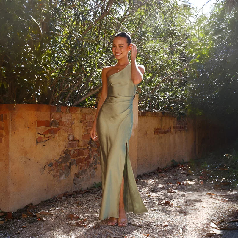 שמלת מקסי סאטן כתפייה אחת בשילוב שסע - איירה