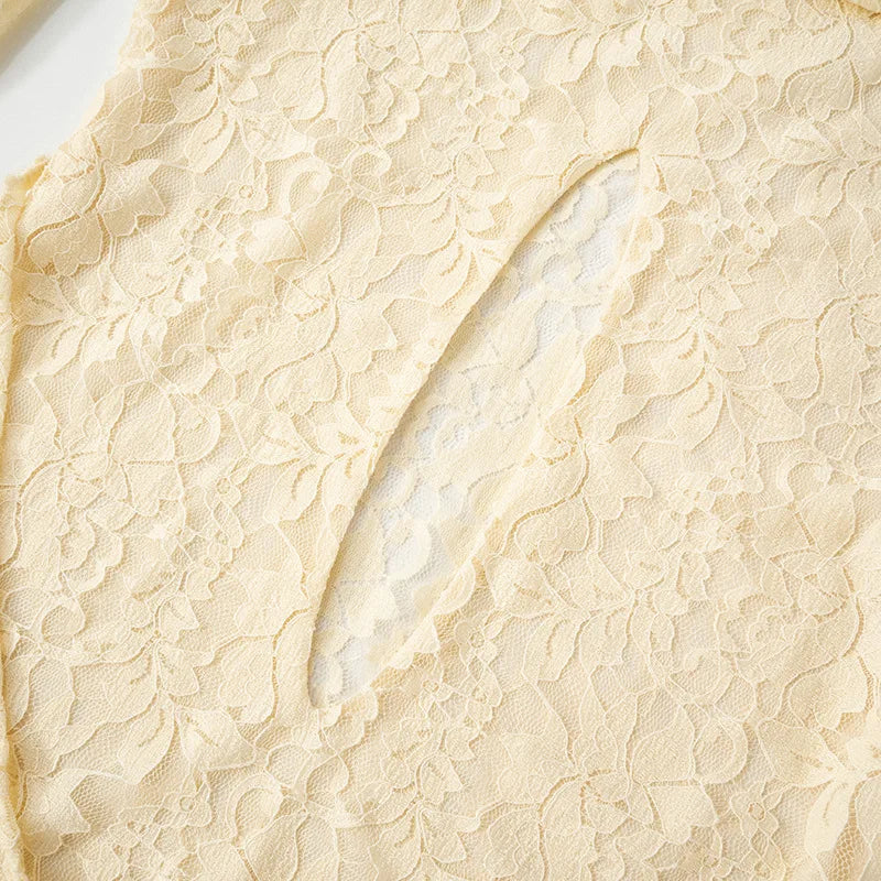 שמלת מיני תחרה כתפיים חשופות בעיטור חוטי קשירה במותן ובידיים - Aviana