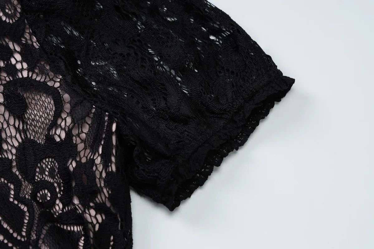 שמלת מיני תחרה צווארון גולף בעיטור כפתור - קימורה