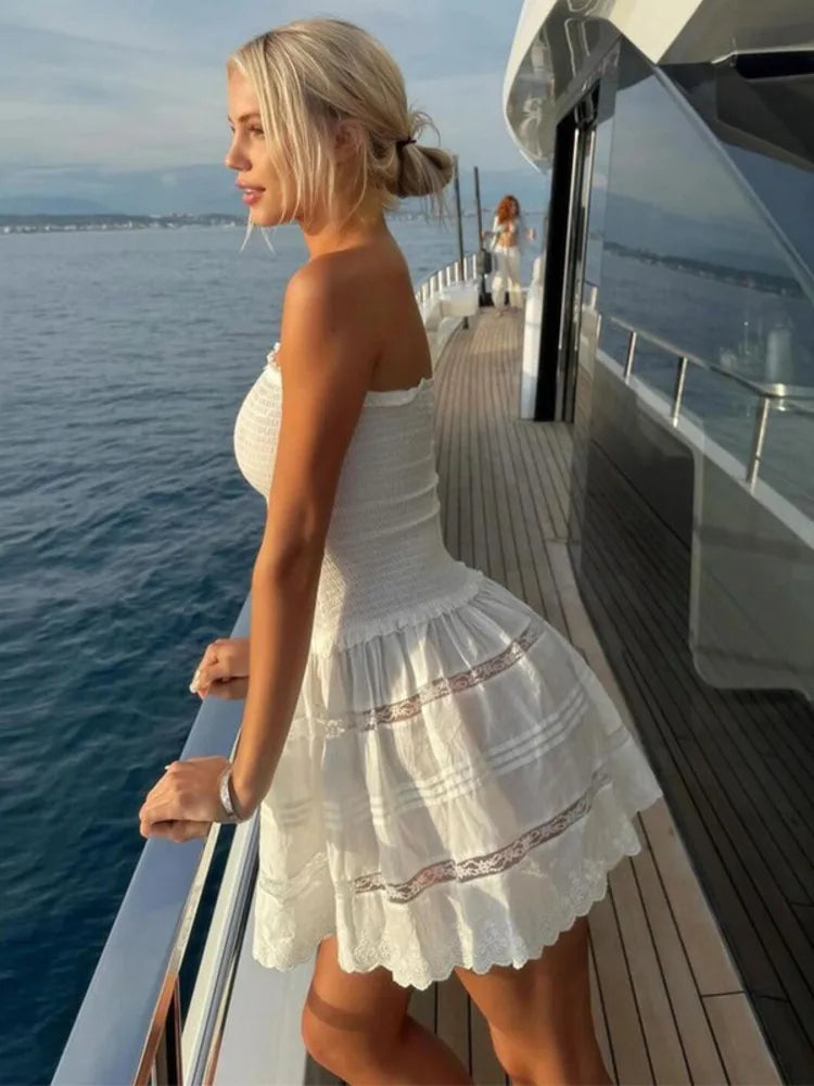 שמלת מיני סטרפלס בגזרת A בעיצוב כיווצים בעיטור תחרה - לאבין