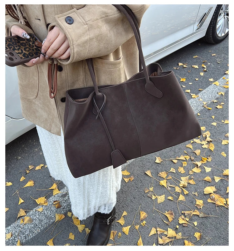 Suede bag with classic design