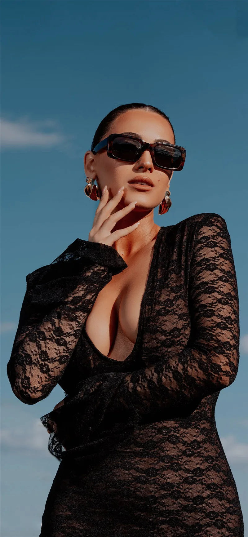 שמלת מקסי תחרה שרוולי פעמון מחשוף V - זוהרה