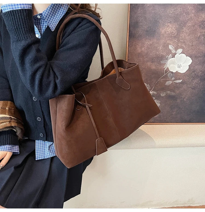 Suede bag with classic design