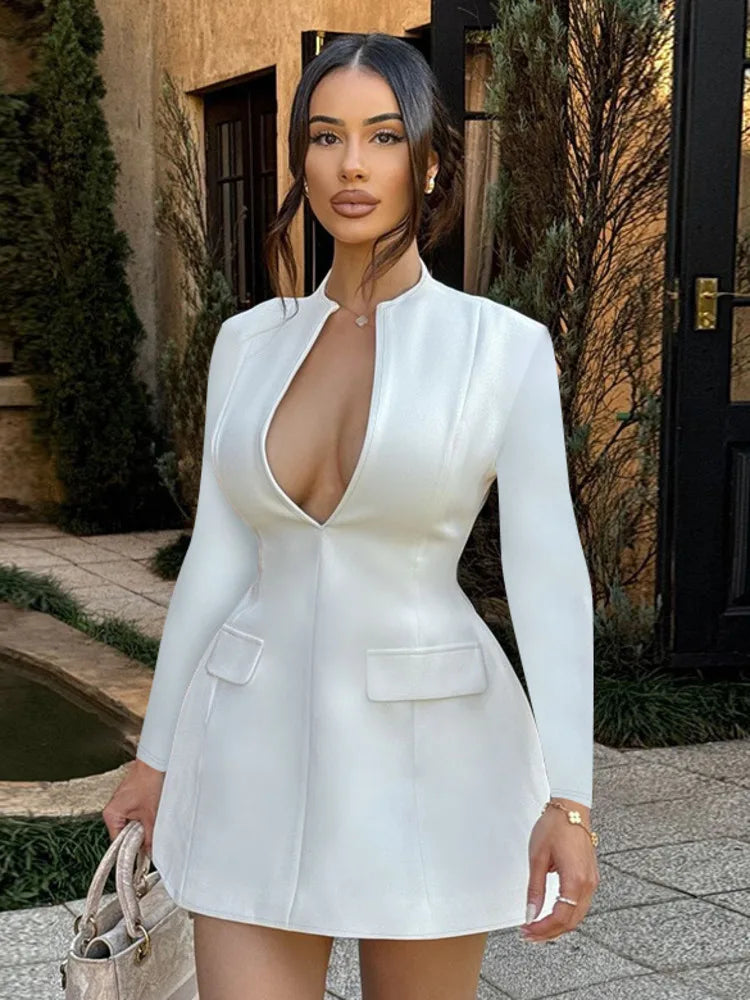 שמלת מיני בגזרת A מחשוף עמוק בעיטור כיסים - ביאנקה