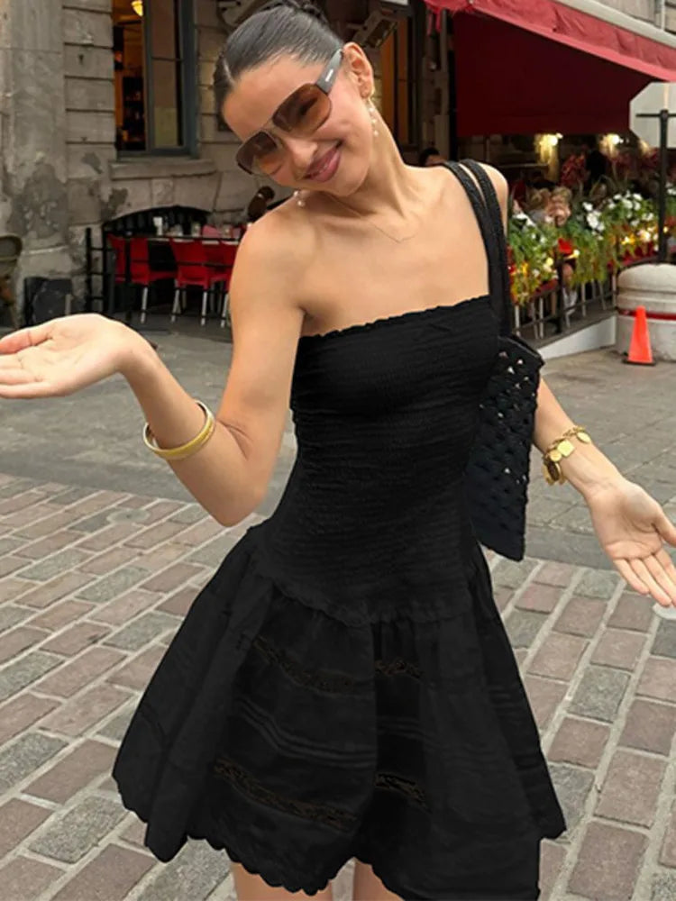 שמלת מיני סטרפלס בגזרת A בעיצוב כיווצים בעיטור תחרה - לאבין