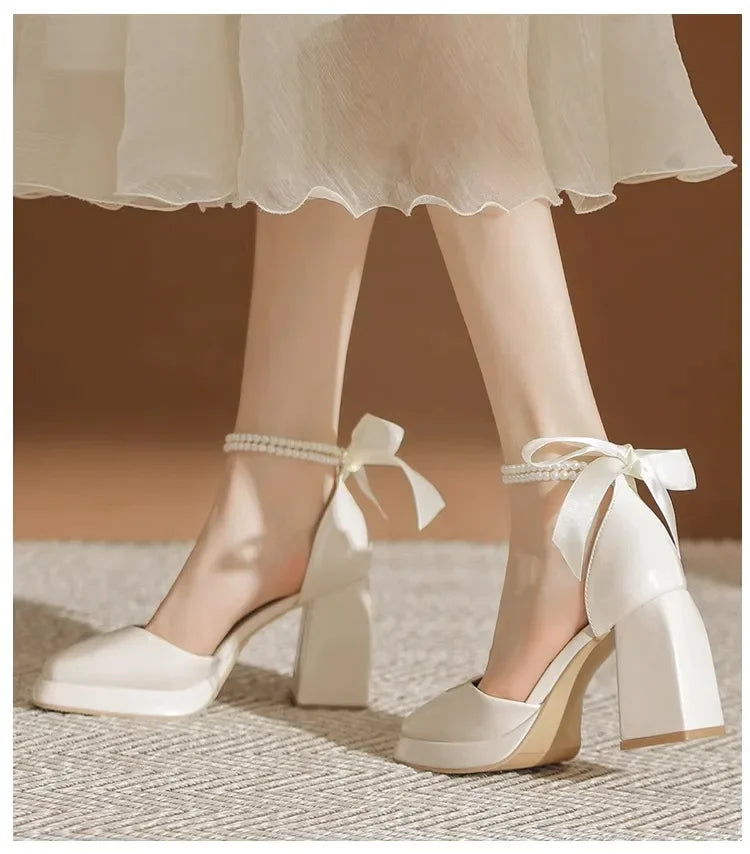 נעלי עקב דמוי עור מבריקות בעיטור פנינים ופפיון - ויויאן