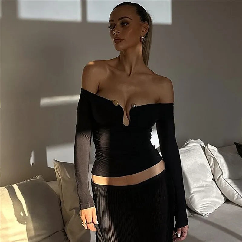 חולצה צמודה כתפיים חשופות בעיטור אבזם - סטייס