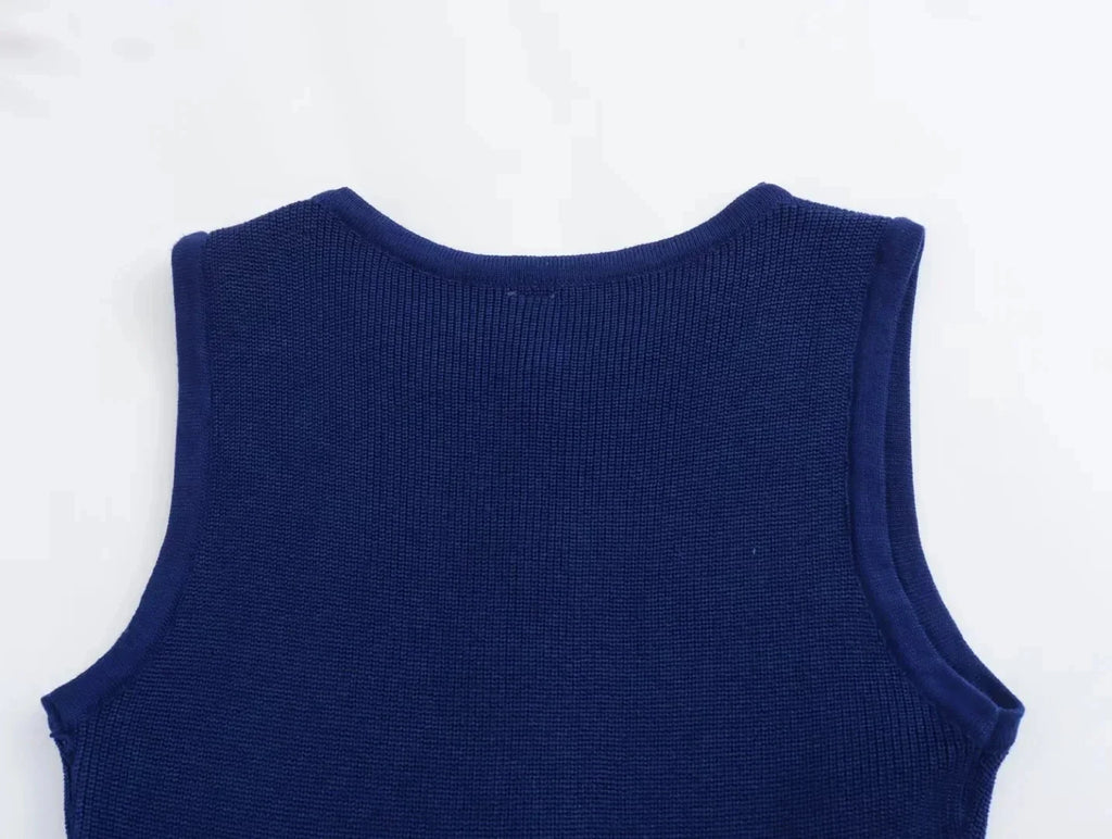 שמלת מידי אלגנטית סרוגה בעיטור כפתורים ושסע קטן - פייר