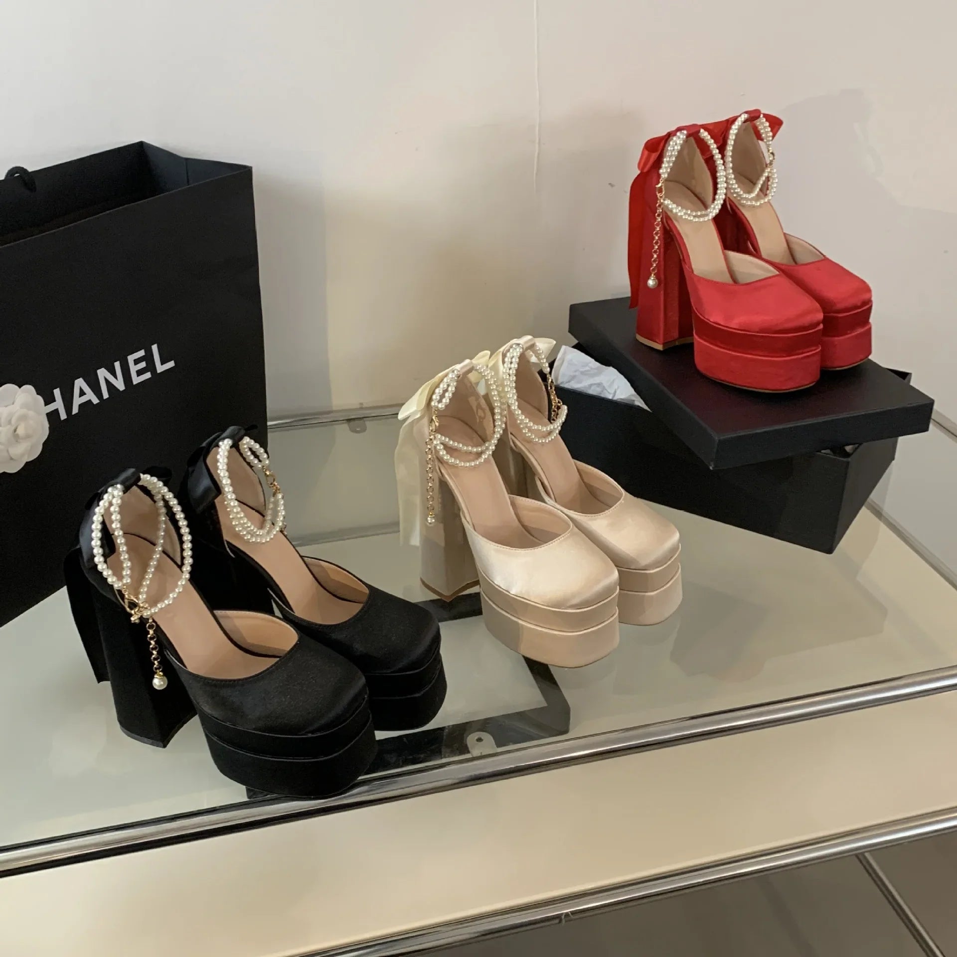 נעלי עקב משי סאטן בעיטור פנינים - קלי