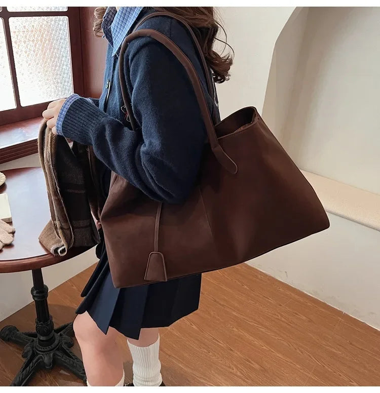 Suede bag with classic design