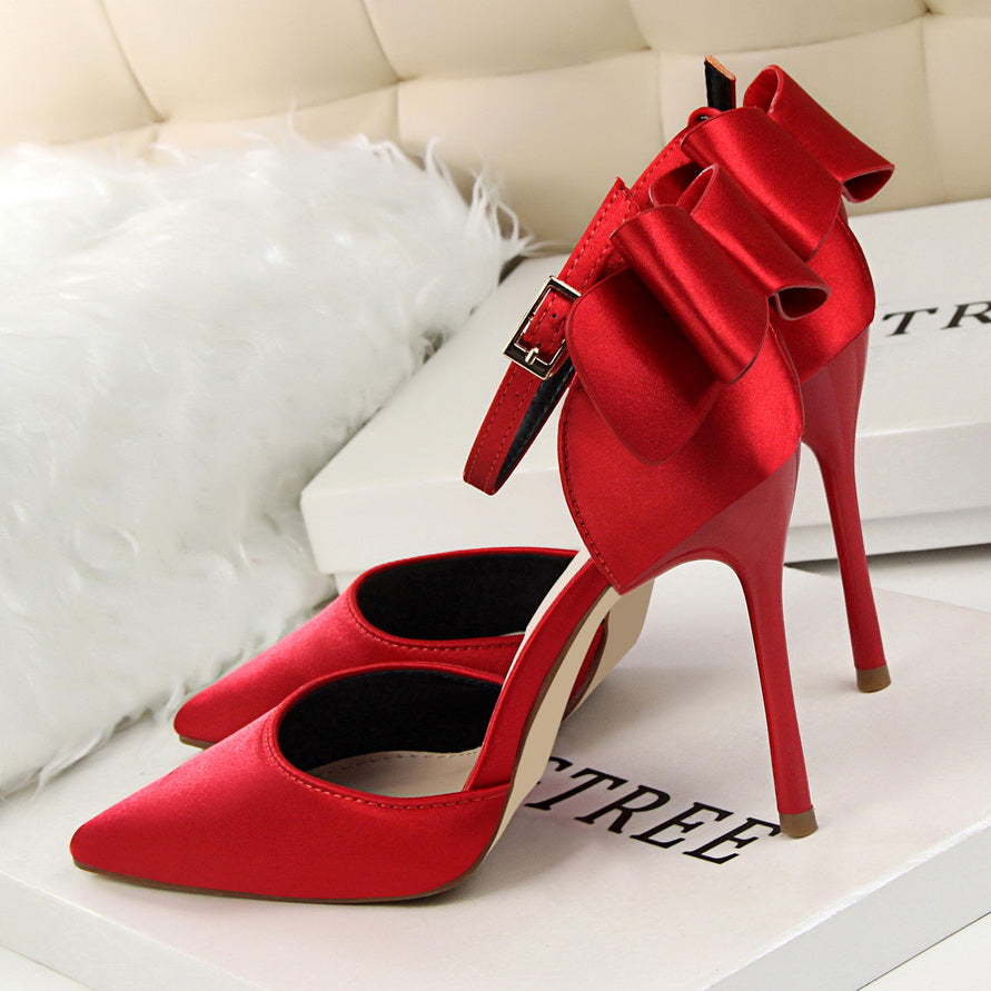 נעלי עקב שפיץ בד משי בעיטור פפיון - BIANCA